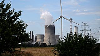 éolienne et centrale nucléaire à Niederaussem (Allemagne), le 13/07/2022