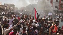Manifestanti che protestano contro il regime militare nel Sudan.