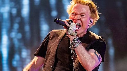 Guns N' Roses frontman Axl Rose ends concert ritual after microphone  accident | Euronews