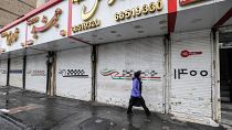 Iráni nő egy bezárt üzlet előtt