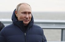 El presidente ruso, Vladimir Putin, visita el puente de Crimea que une la Rusia continental y la península de Crimea sobre el estrecho de Kerch