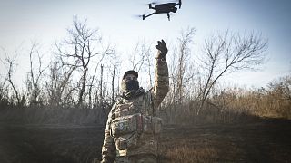 Ukrán katona drónt enged fel a Donbász régióban