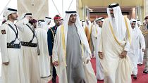امیر قطر (سمت راست تصویر) در فرودگاه حمد در دوحه از رئیس دولت امارات عربی متحده استقبال کرد.دوشنبه پنجم دسامبر ۲۰۲۲.