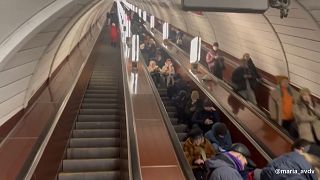 Des habitants de Kyiv ont trouvé refuge dans le métro.