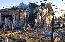 Orosz légicsapás után egy faluban, a déli Zaporizzsja térségében
