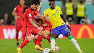 البرازيلي فينيسيوس جونيور ، يمين ، يقاتل من أجل الكرة مع الكوري الجنوبي كيم مون هوان ، على اليسار ، وبايك سونغ هو.