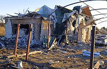 Un edificio dañado y un coche se ven después de un ataque ruso en el pueblo de Novosofiivka, en la región de Zaporizhzhia, Ucrania, el lunes 5 de diciembre de 2022.