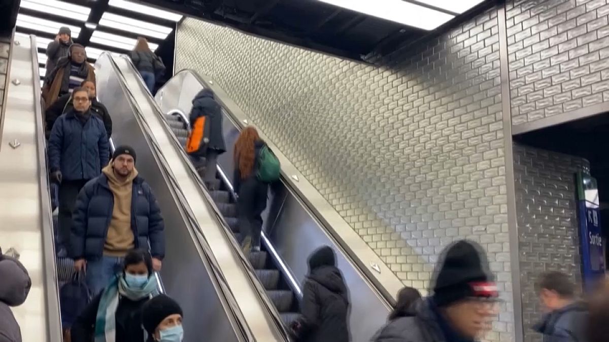 Viajeros en el metro de París