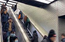 Viajeros en el metro de París