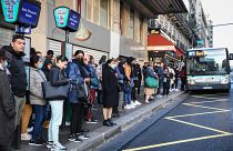 Люди в ожидании автобуса в Париже