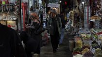 Mujeres este lunes en un mercado de Teherán (Irán).