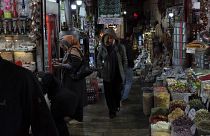 Mujeres este lunes en un mercado de Teherán (Irán).