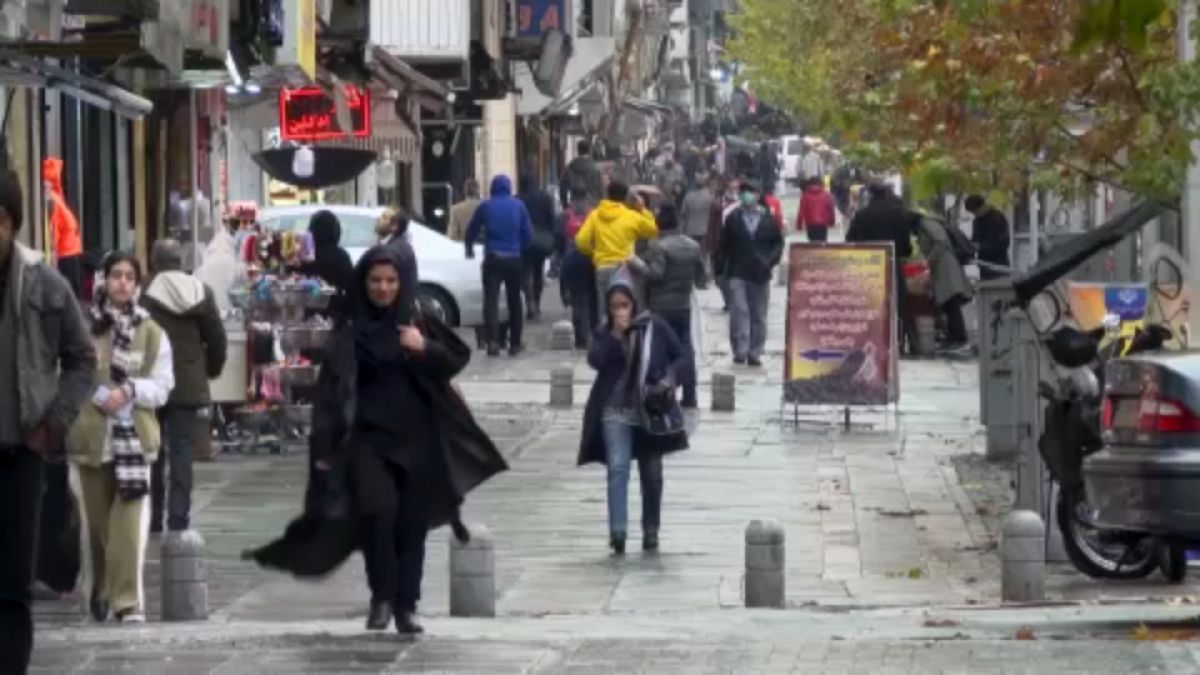 Des Iraniennes sans voile marchant dans les rues de Téhéran