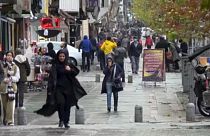 Mehr und mehr Frauen laufen ohne Hijab durch die Straßen Irans
