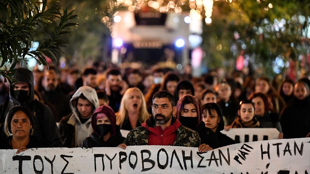 Ελλάδα, αστυνομικός πυροβολεί έφηβο.  Συμπλοκές στο δρόμο στη Θεσσαλονίκη