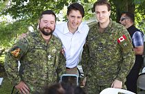 Kanada Başbakanı Trudeau askerlerle mangal partisinde (arşiv)
