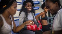 La boxeadora Legnis Cala, en el centro, habla con otras boxeadoras durante una sesión de entrenamiento en La Habana, Cuba.