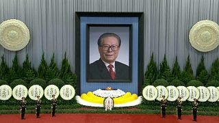 Portrait géant de l'ancien président chinois Jiang Zemin, lors d'une cérémonie officielle de commémoration au Palais du Peuple à Pékin, le mardi 6 décembre 2022.