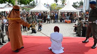 شلاق زدن زن اندونزیایی در ملع‌عام