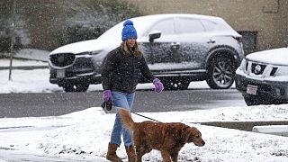 Eine Frau in Colorado geht mit ihrem Hund spazieren, November 2022. Bei niedrigen Temperaturen ist die Wahrscheinlichkeit, krank zu werden erhöht.