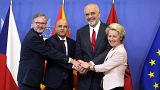 رئيسة المفوضية الأوروبية أورسولا فون دير لاين رفقة رؤساء وزراء كل من ألبانيا ومقدونيا الشمالية جمهورية التشيك قبل اجتماع في بروكسل 2022