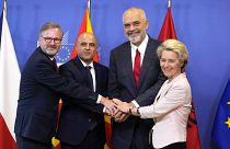 رئيسة المفوضية الأوروبية أورسولا فون دير لاين رفقة رؤساء وزراء كل من ألبانيا ومقدونيا الشمالية جمهورية التشيك قبل اجتماع في بروكسل 2022