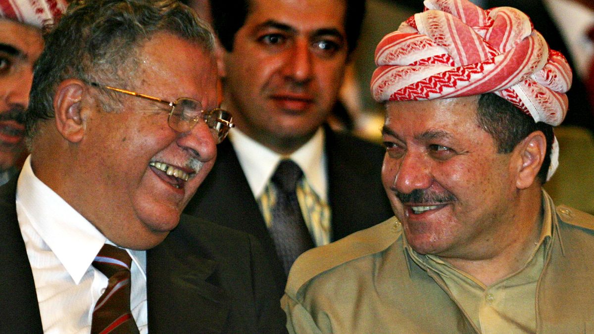 Irak Kürdistan Yurtseverler Birliği'nin kurucu liderl Celal Talabani (sol), Kürdistan Demokratik Partisi lideri Mesut Barzani (arşiv / 2005)