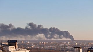 Folge einer Explosion: Dichter Qualm über einem Flughafen in der westrussischen Stadt Kursk