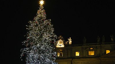 Une vue de la place Saint-Pierre après la cérémonie d'allumage du sapin de Noël et de la crèche au Vatican, samedi 3 décembre 2022
