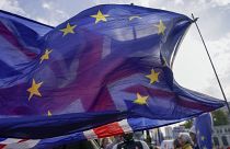 Una bandera de la Unión ondea detrás de una bandera de la Unión Europea, frente a las Casas del Parlamento, en Londres, el miércoles 19 de octubre de 2022.