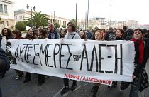 Διαδηλωτές συμμετέχουν σε πορεία διαμαρτυρίας μαθητικών και φοιτητικών συλλόγων προς τη Βουλή, για την επέτειο των 14 χρόνων από τη δολοφονία του Αλέξανδρου Γρηγορόπουλου