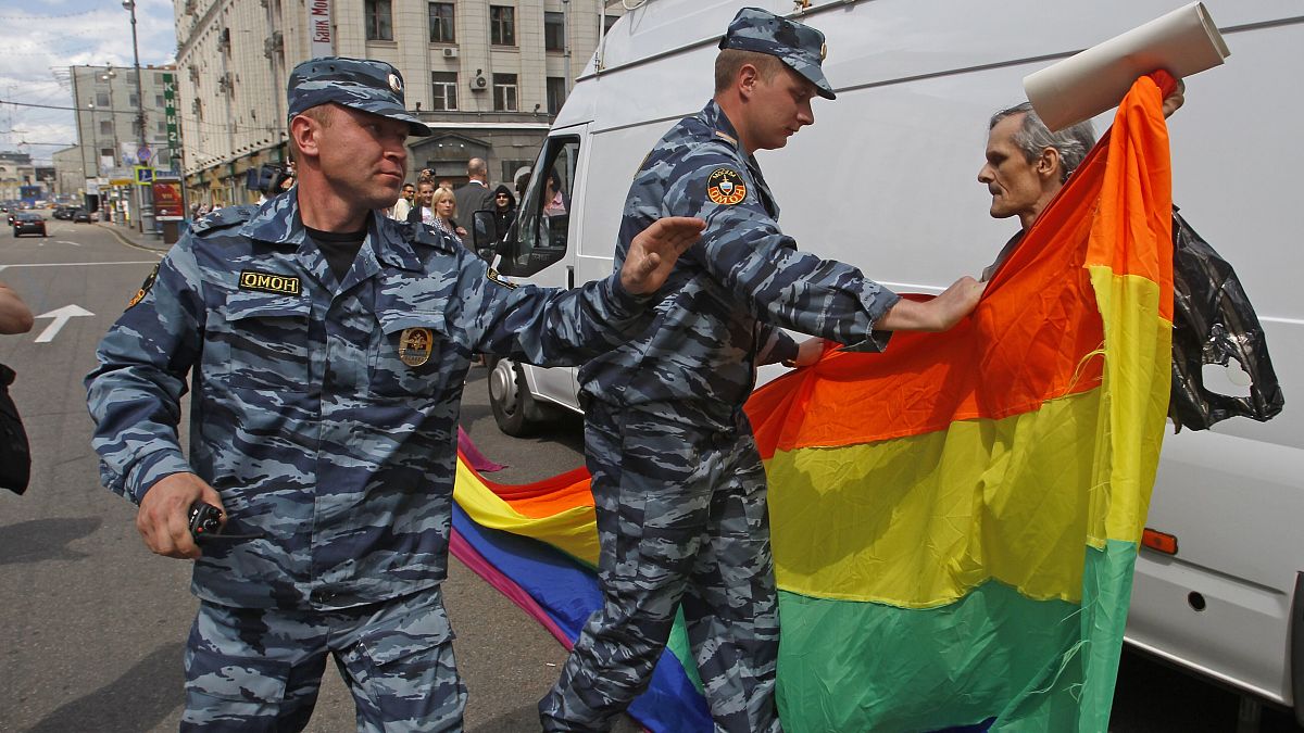 ARCHIVO: Oficiales de policía rusos detienen a un activista de derechos LGBTQ+ con su bandera durante un intento de realizar un desfile del orgullo gay en Moscú, Rusia, 2012.