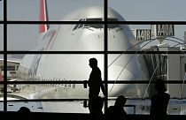 ABD'nin Detroit kentindeki  Detroit Metropolitan Havalimanı'nda uçuş bekleyen yolcular ve park halindeki bir uçak