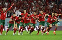 Les Marocains après le tir au but réussi d'Achraf Hakimi synonyme de qualification pour les 1/4 de finale, le 6 décembre 2022 à Al Rayyan