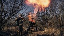 Ukrainische Soldaten feuern auf russische Stellungen in der Nähe von Bachmut in der Region Donezk