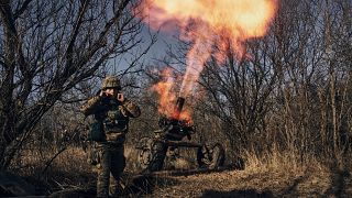 جنود أوكرانيون يطلقون قذيفة هاون على مواقع روسية في خط المواجهة بالقرب من باخموت بمنطقة دونيتسك بأوكرانيا. 2022/12/06