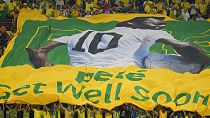 Dünya Kupası'nda taraftarlar pankartlarla Pele'ye geçmiş olsun dileklerini iletti
