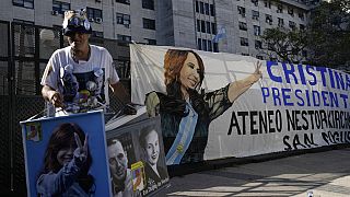Un partidario de la vicepresidenta argentina Cristina Fernández, esperando el veredicto ante el tribunal federal en Buenos Aires (Argentina).