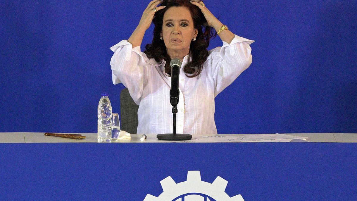 La vicepresidente argentina condannata a sei anni di carcere per "amministrazione fraudolenta". I procuratori: "Il più grande schema di corruzione mai visto nel Paese"