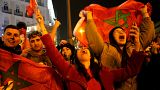 Fãs de Marrocos festejam o triunfo da seleção de futebol na praça da Puerta del Sol, em Madrid, esta terça-feira