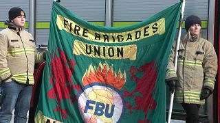 Brit tűzoltók szakszervezeti zászlóval