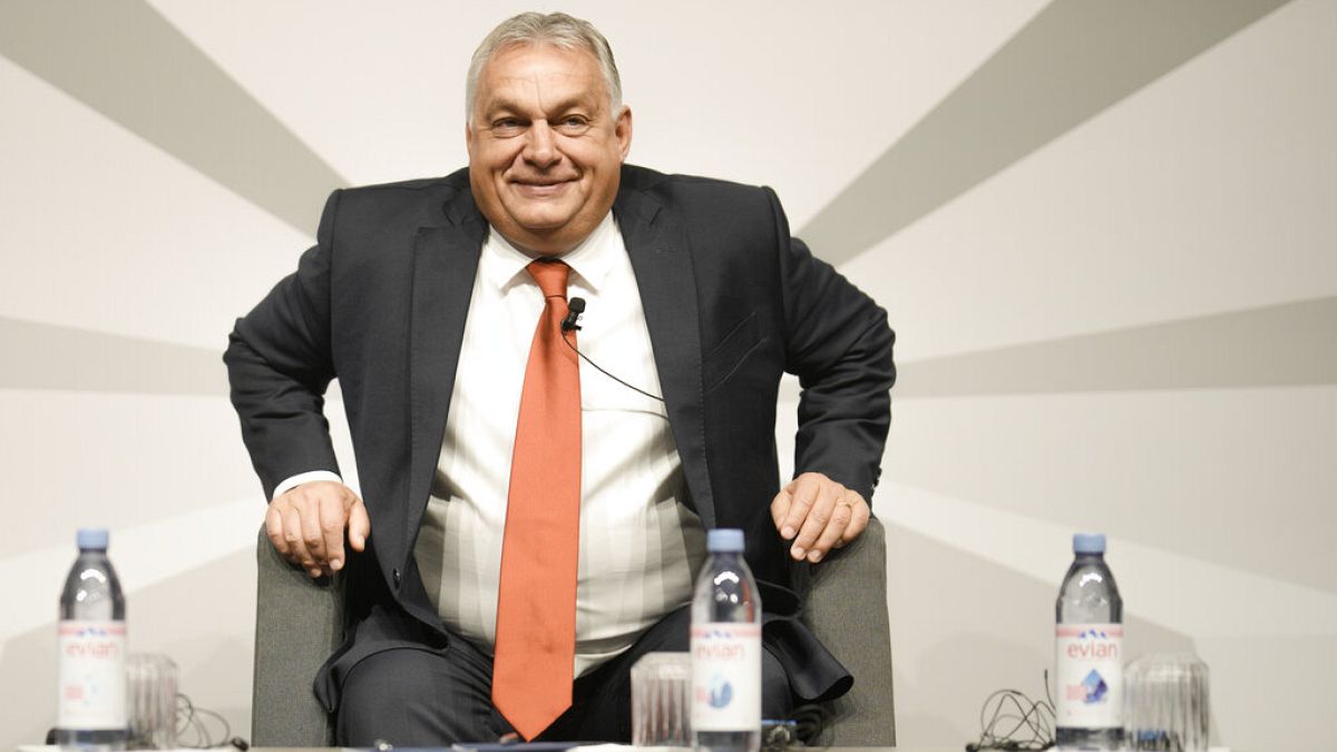 Orbán Viktor egy panelbeszélgetésre érkezik 2022. október 11-én, Berlinben