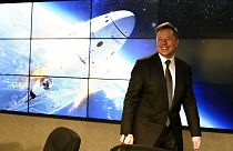 Musk a SpaceX Falcon 9 típusú rakétájának fotója előtt
