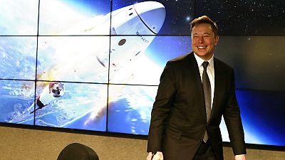Musk a SpaceX Falcon 9 típusú rakétájának fotója előtt