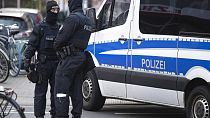 Razzien gegen Reichsbürger in Deutschland - Polizisten in Frankfurt beim EInsatz 