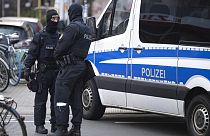 Razzien gegen Reichsbürger in Deutschland - Polizisten in Frankfurt beim EInsatz