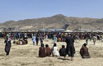 مئات الأفغان بالقرب من طائرة نقل تابعة للقوات الجوية الأمريكية من طراز C-17 في محيط المطار الدولي في كابول، أفغانستان