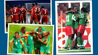En ht à g. : joueurs ghanéens en 2010, en bas à g. : joueurs sénégalais en 2002 - à dr. : joueurs camerounais en 1990