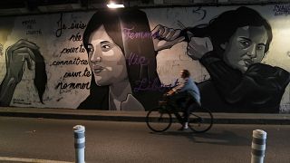 صورة جدارية في شارع بباريس لنساء إيرانيات يخلعن الحجاب ويقصن شعرهن