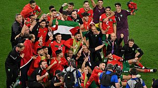 Mondial 2022 : les joueurs marocains posent avec un drapeau palestinien